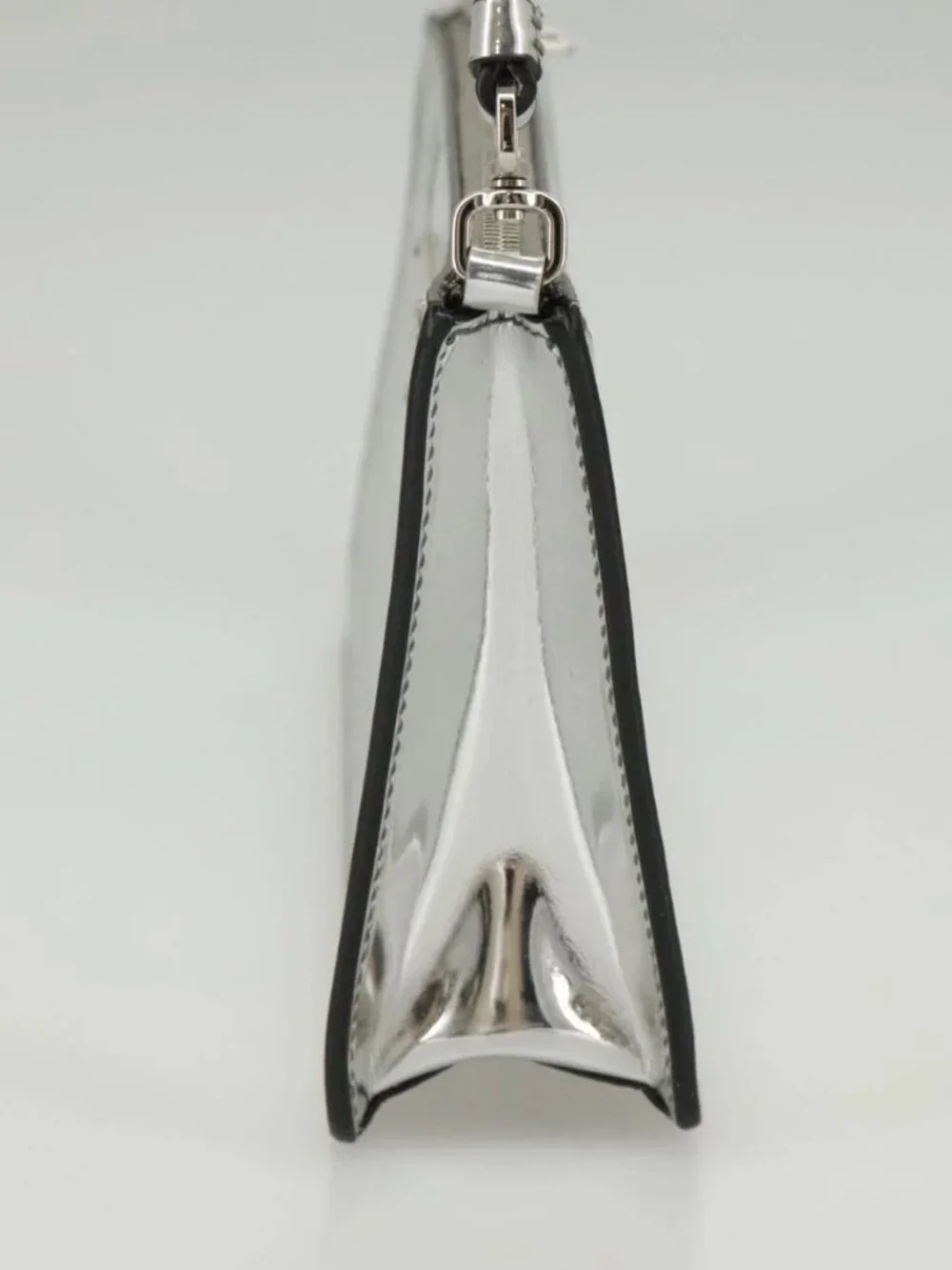 Prada tem description	